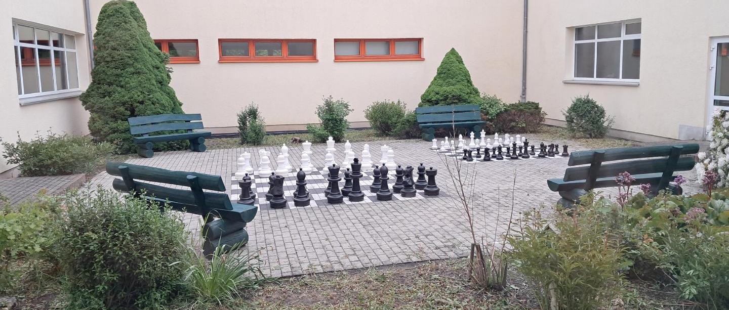 Schachfeld mit Sitzbänken im Innenhof