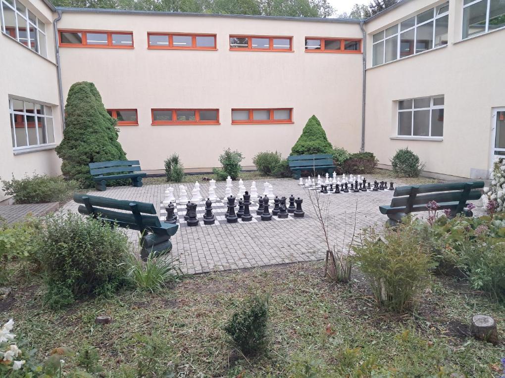 Schachfeld mit Sitzbänken im Innenhof