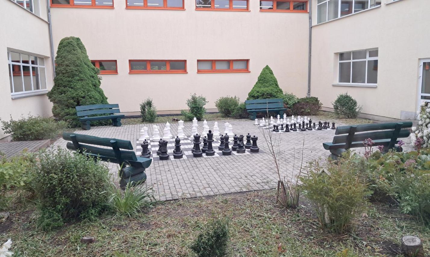 Schachfeld mit Sitzbänken im Innenhof