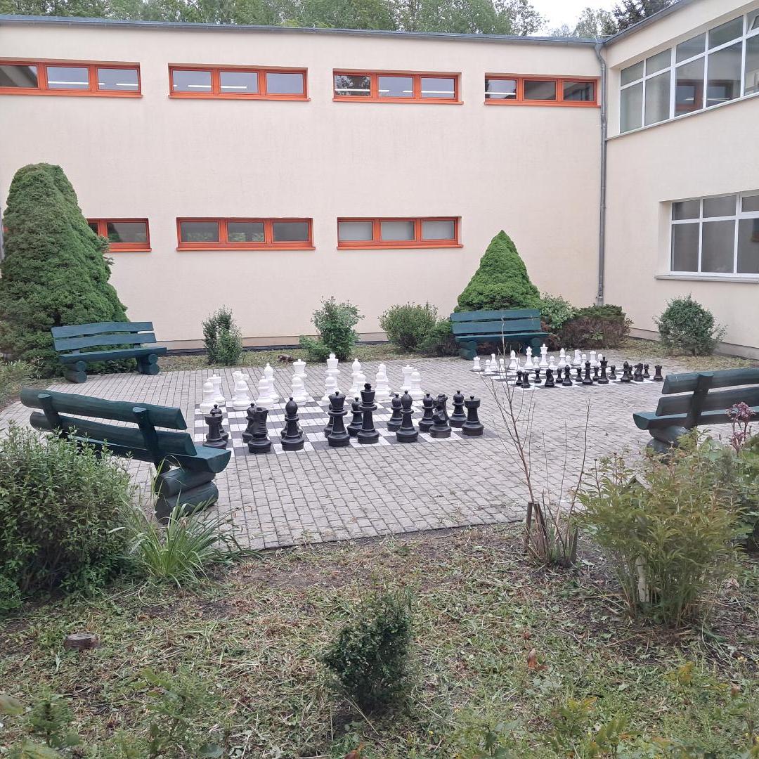 Schachfeld mit Sitzbänken im Innenhof