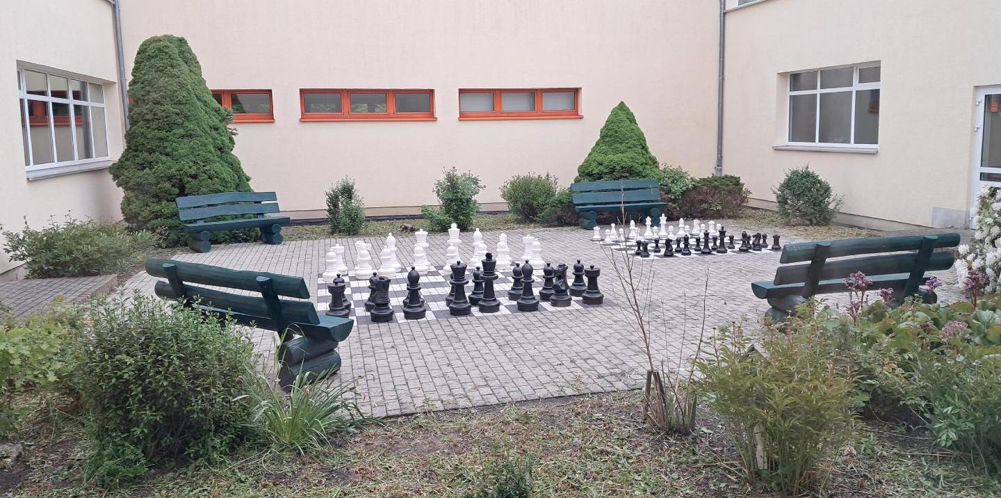 Schachfeld mit Sitzbänken im Innenhof
