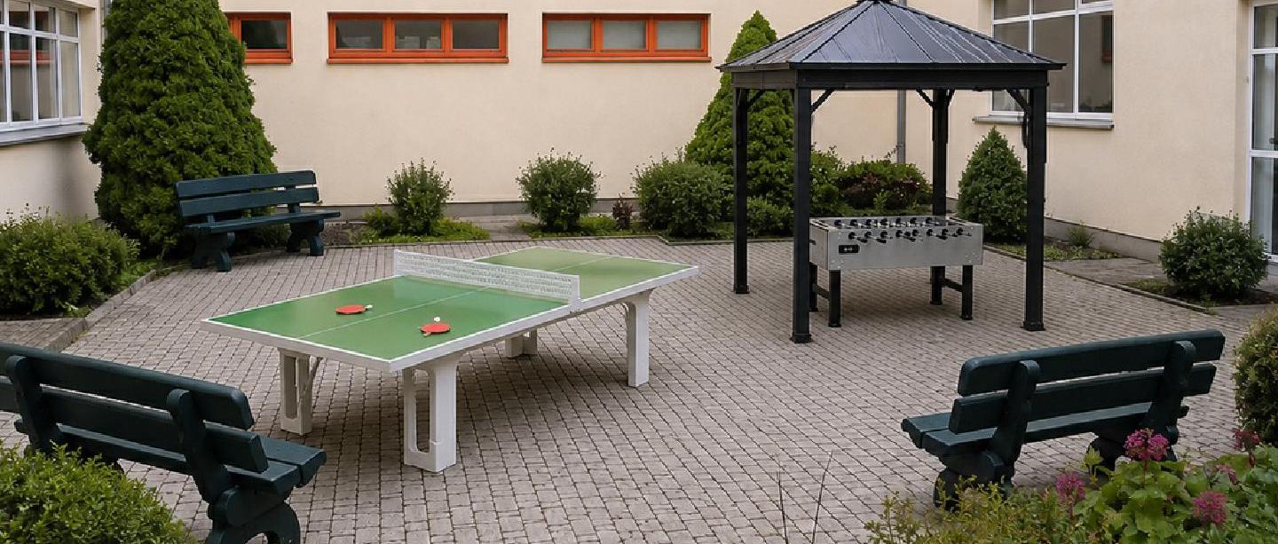 noch in Arbeit: Tischtennisplatte und überdachter Tischkicker
