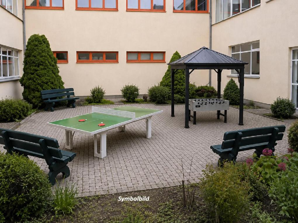 noch in Arbeit: Tischtennisplatte und überdachter Tischkicker