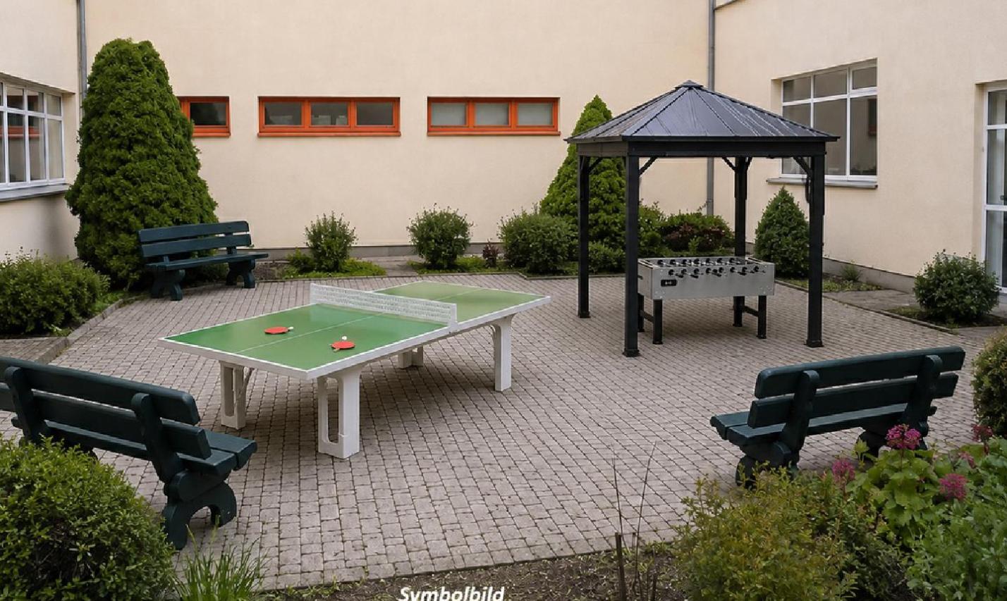noch in Arbeit: Tischtennisplatte und überdachter Tischkicker