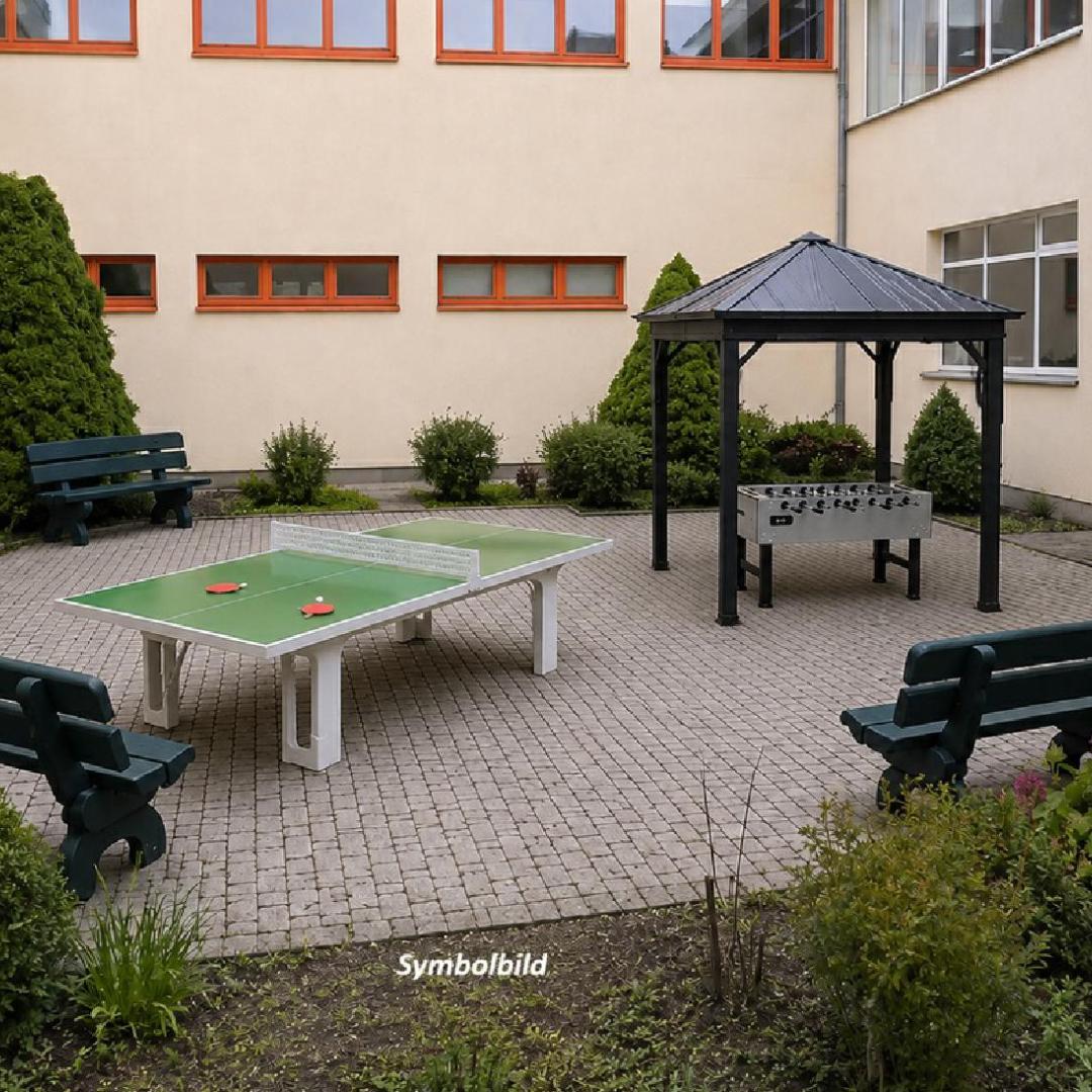 noch in Arbeit: Tischtennisplatte und überdachter Tischkicker