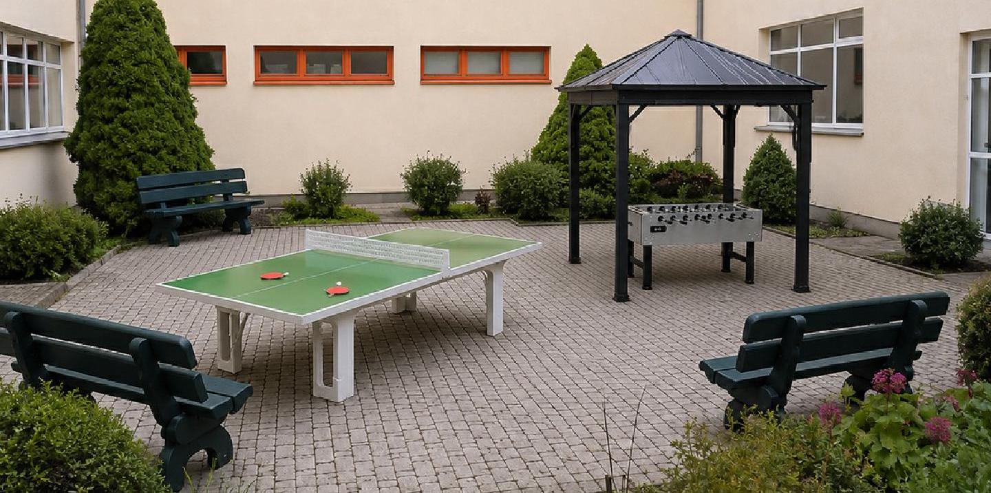 noch in Arbeit: Tischtennisplatte und überdachter Tischkicker