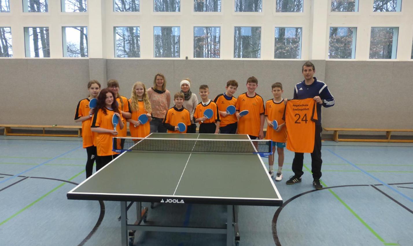 Die Schüler und Lehrer der Regelschule Seelingstädt freuen sich über eine neue Tischtennisplatte und einen Satz Trikots für die anstehenden Schulsportwettkämpfe.