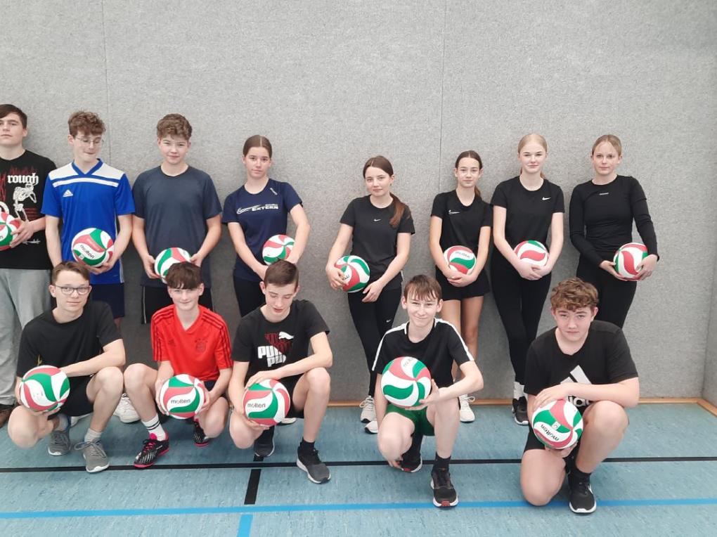 Für die Volleyball AG gibt es neue Trainingsbälle vom Förderverein.